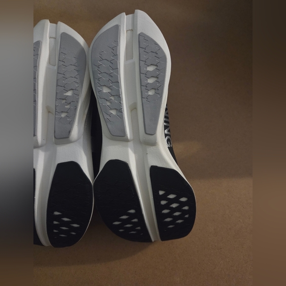 On Running Sneakers Cloudboom Strike 7.5 Women - Picture 11 of 13